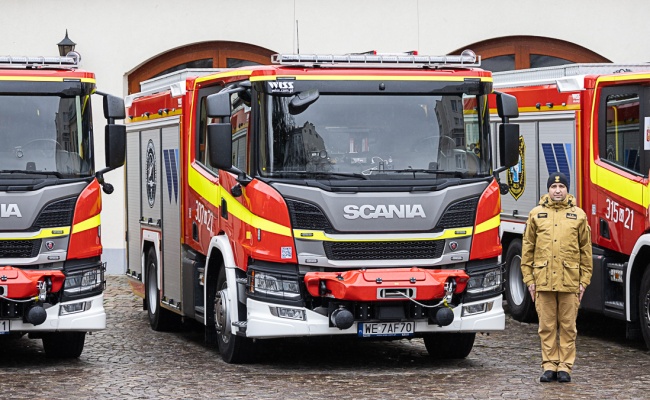 Sześć nowych pojazdów pożarniczych dla stołecznych strażaków